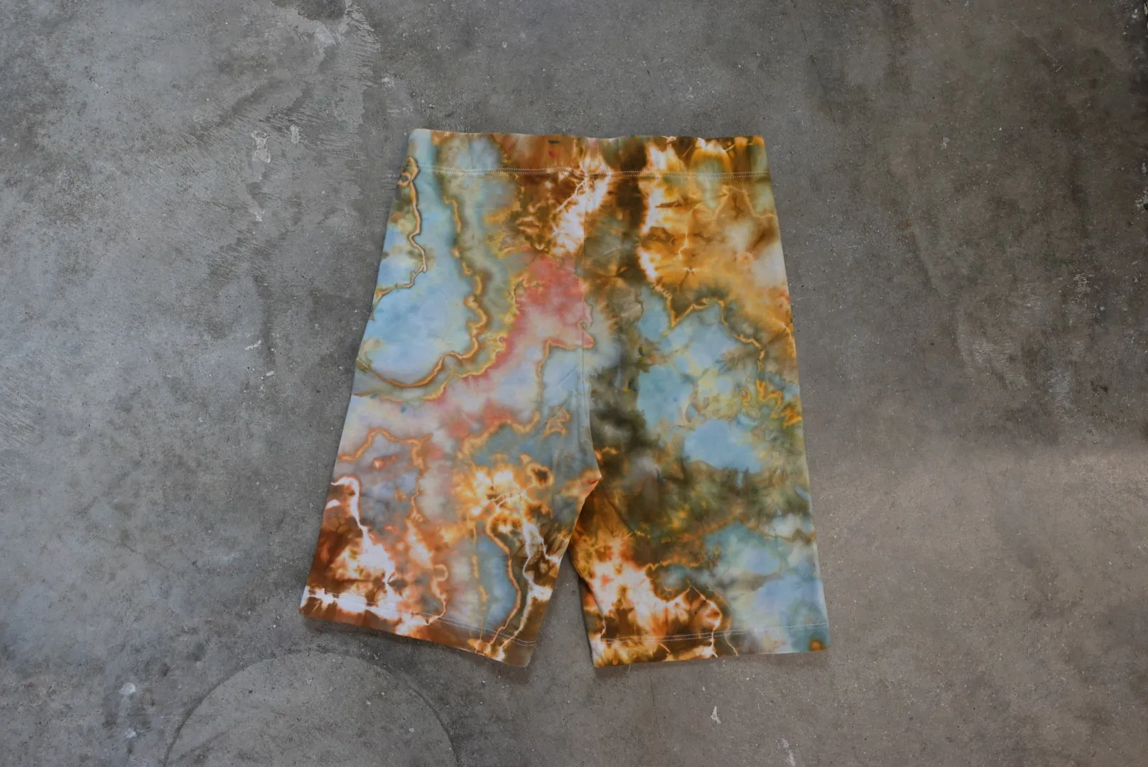 Hippy Cammo high waisted bike shorts (L)